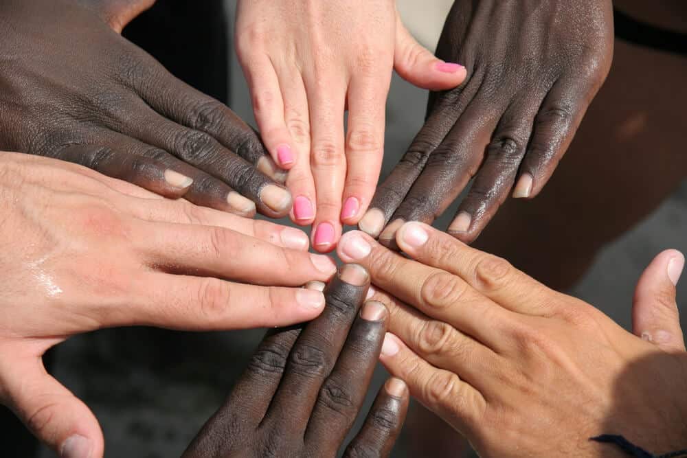 manos-de-diferentes-colores