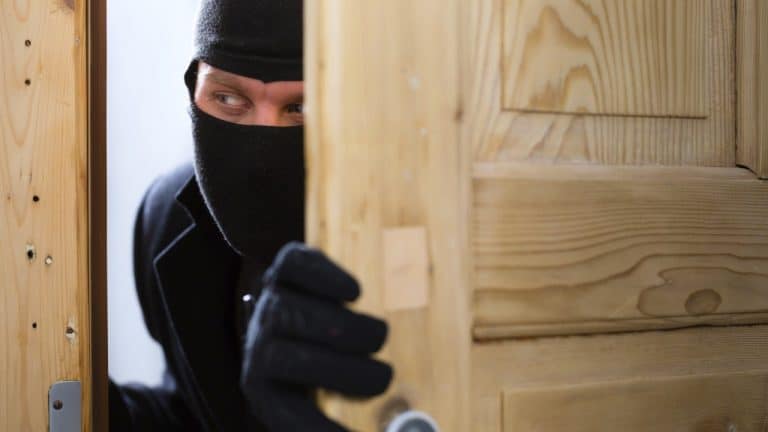 ladron entrando casa