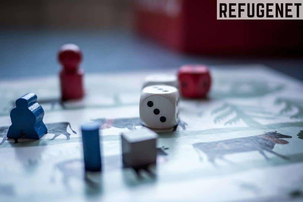 noche de juegos con amigos en casa
