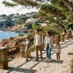Familia viviendo en la Costa Brava con niños